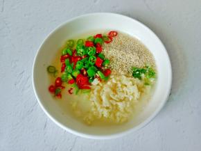 把蒜泥，辣椒，芝麻放碗里，淋上热油。