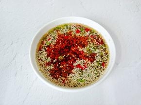 喜欢辣的加上辣椒油拌均匀。