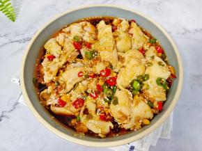 蒸好的鸡腿过冰水肉质更加紧实，再切大块装盘，淋上料汁。