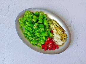 辣椒切小段，蒜，生姜切好备用。