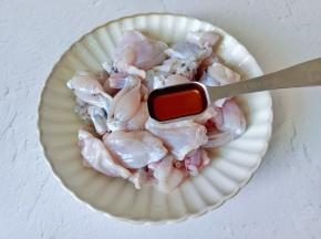 牛蛙清洗干净，沥干水分放入料酒一勺。