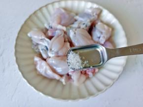 放入适量的盐码味。