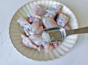 放入适量的盐码味。