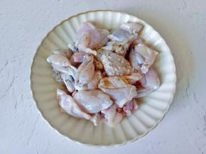 加适量的胡椒粉拌均匀腌制15分钟。