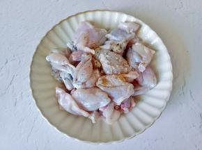 加适量的胡椒粉拌均匀腌制15分钟。