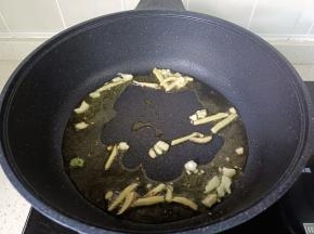 热锅凉油放蒜泥生姜爆香。