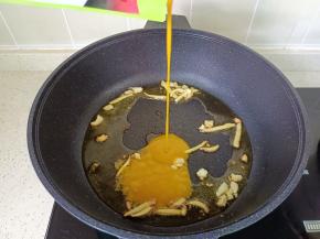 关火加入酸汤酱【不关火油会溅起来】