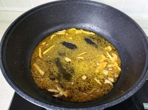再次开火炒香酸汤酱。