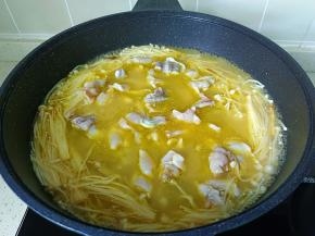 放入腌制好的牛蛙煮。