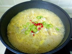 牛蛙熟透放青红椒丁即可出锅。