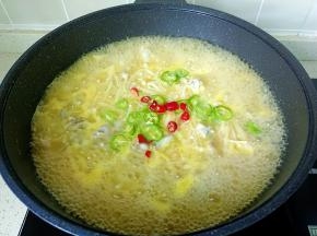 牛蛙熟透放青红椒丁即可出锅。