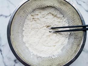 盆中筛入低筋面粉，依次加入糖粉，盐，奶粉。