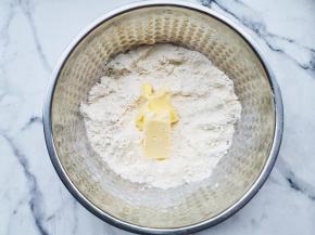加入室温软化的黄油揉搓均匀，