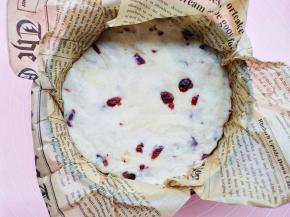 放在油纸上，套入碗中，整理成圆形。