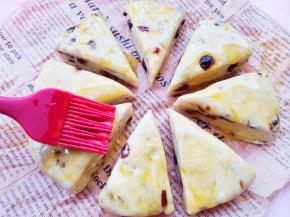 取出切成均等份，表面刷一层蛋液，