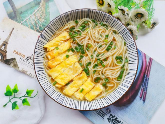 简单又好吃的香葱鸡蛋面～
香葱鸡蛋面