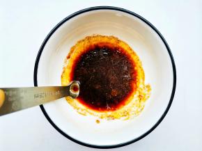 碗中+2勺生抽+1勺蚝油+加1勺盐+1勺胡椒粉+1小勺香油拌匀备用。