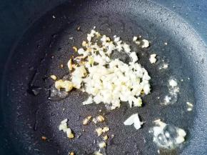 热锅放猪油，加入大蒜炒香，加一碗水煮开。