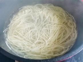 锅中再次加水烧开，放面条煮熟，