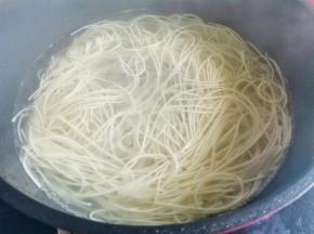 锅中再次加水烧开，放面条煮熟，