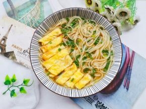 捞出放汤碗中，码上鸡蛋葱花，
