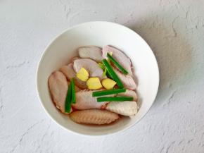 鸡翅加上葱段，生姜片。