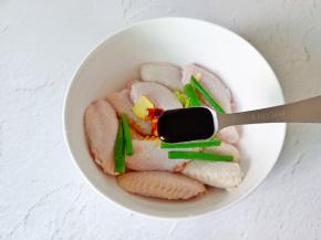 加上蚝油两勺，盐半勺。