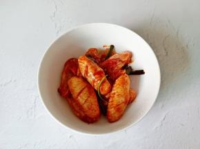 带上手套将调味料拌均匀腌制三小时。