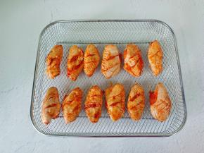 腌制好的鸡翅码放到烤网上。