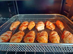 把烤网放到烤箱中层。