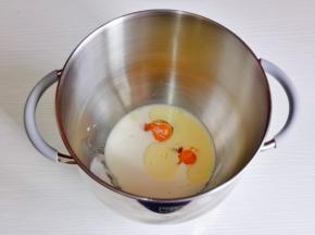 首先将液体倒入厨师机桶中，盐与糖对角放。