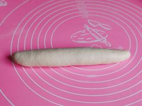 卷起来收口捏紧朝下。