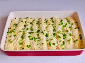 发酵至明显面大，刷上蛋液，撒上马苏里拉芝士，芝麻，椰蓉，葱花。