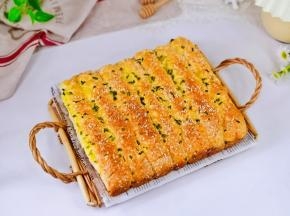 撒了马苏里拉芝士提升了面包的口感。