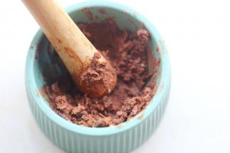 黄油加热，巧克力提前碾碎。