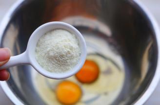 大盆中加入鸡蛋、奶粉拌匀稍微加热。