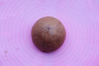 将面团像搓衣服一样不停揉搓直到揉成非常光滑的面团，