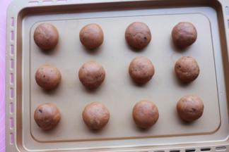 将面团平均分成35g的剂子搓圆。