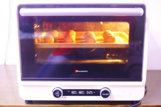 整齐放入烤盘中，表面喷一层水后放入预热好的烤箱中，180度中层上下火烤25分钟即可出炉，