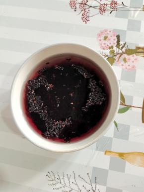 100克紫米清洗干净，加入适量的水，浸泡2个小时以上备用！