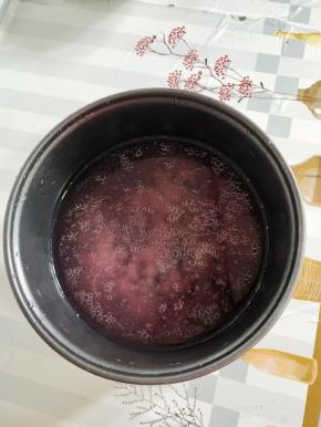 东北大米淘洗干净，控干水分，放入浸泡好控干水分的紫米，再放入700克水，1克盐，2克食用油搅拌均匀！