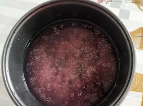 东北大米淘洗干净，控干水分，放入浸泡好控干水分的紫米，再放入700克水，1克盐，2克食用油搅拌均匀！
