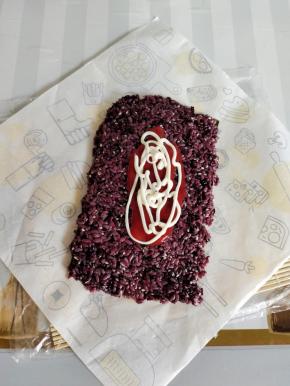 在中间位置，竖着挤上适量的番茄酱和沙拉酱！