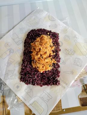 放上适量的海苔肉松！