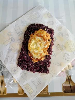 放一个提前煎至好的荷包蛋！