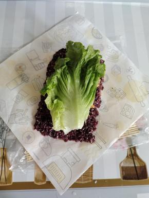 放上洗净的生菜！