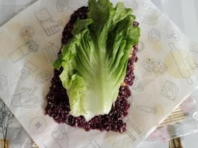 放上洗净的生菜！