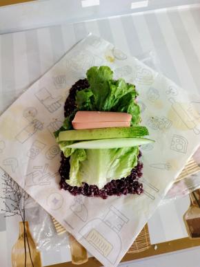 放黄瓜条和火腿肠！（也可以放自己喜欢吃的配菜，家里有什么，喜欢吃什么就放什么！）