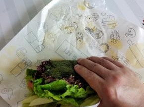 直接把饭团包装纸提起来，不需要两头粘在一起！