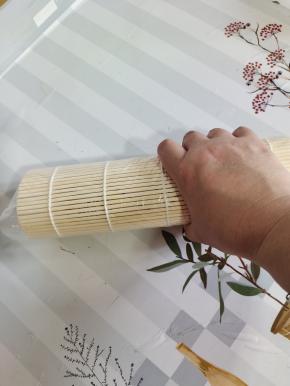 用卷帘攥一下，让饭团更紧实一些！